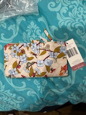 Vera Bradley medium essential tab wallet in abuzz print